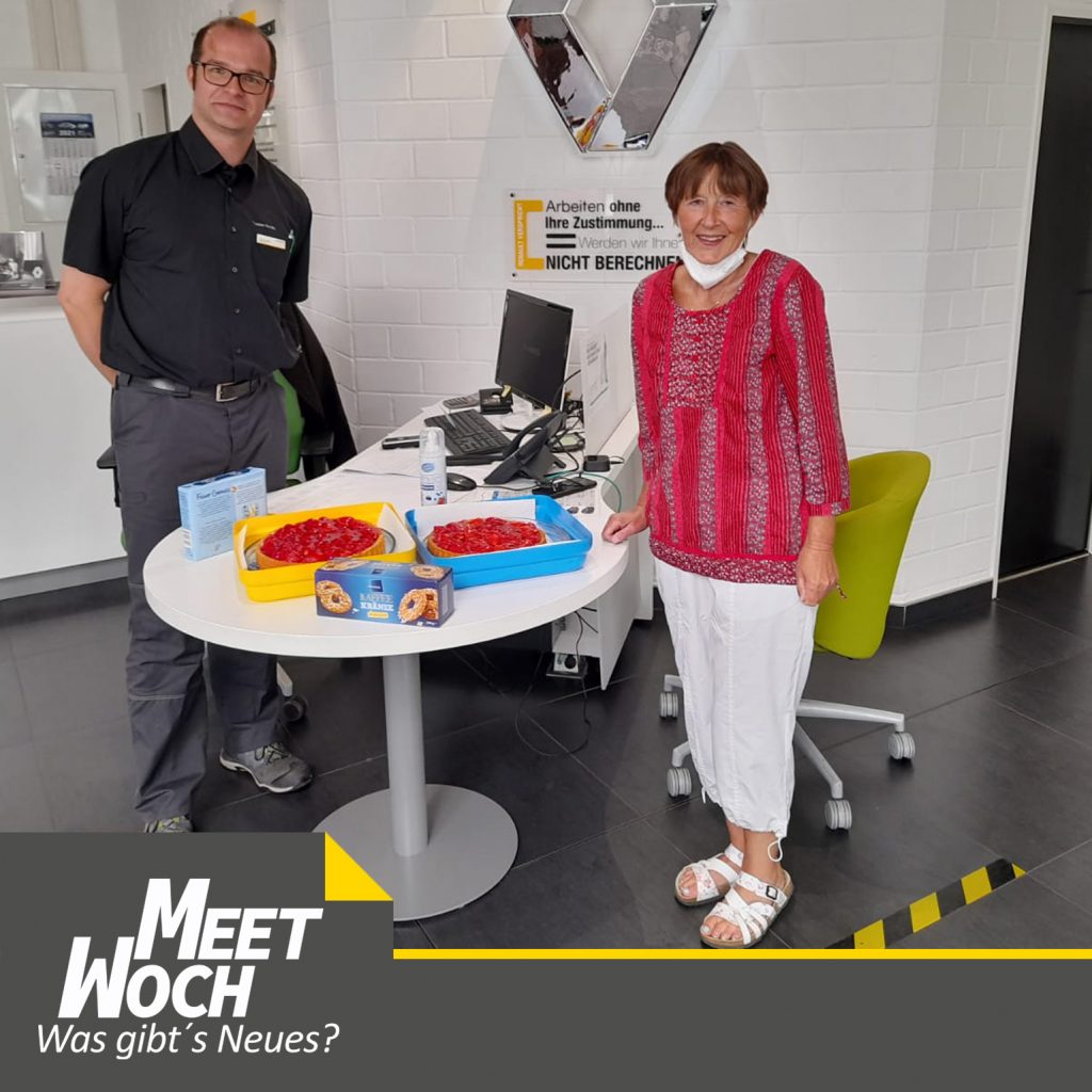 MeetWoch Kundin überreicht Kaffee und Gebäck in Filiale in Blankenburg